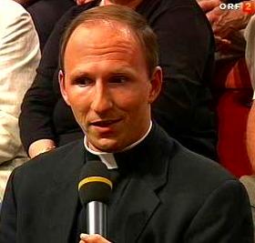 Mit Ausnahme der st&auml;ndigen Diakone werden alle geweihten
Amtstr&auml;ger der lateinischen Kirche normalerweise aus den
gl&auml;ubigen M&auml;nnern gew&auml;hlt, die z&ouml;libat&auml;r
leben und den Willen haben, den Z&ouml;libat "um des
Hirnmeireiches willen" (Mt 19,12) beizubehalten. Dazu berufen,
sich ungeteilt dem Herrn und seiner Sache zu widmen (vgl. 1 Kor
7,32), geben sie sich ganz Gott und den Menschen hin. Der Z&ouml;libat
ist ein Zeichen des neuen Lebens, zu dessen Dienst der Diener der
Kirche geweiht wird; mit freudigem Herzen auf sich genommen, k&uuml;ndigt
er strahlend das Reich Gottes an.
