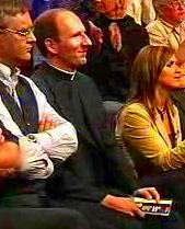 Padre Alex h&ouml;rt den Kritikern des Z&ouml;libates zu.